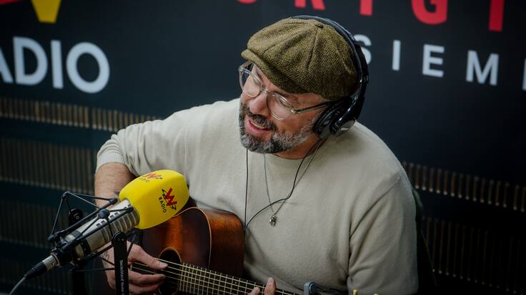 Tras 15 años, Santiago Cruz lanzó nueva versión de su canción ‘Qué más da’