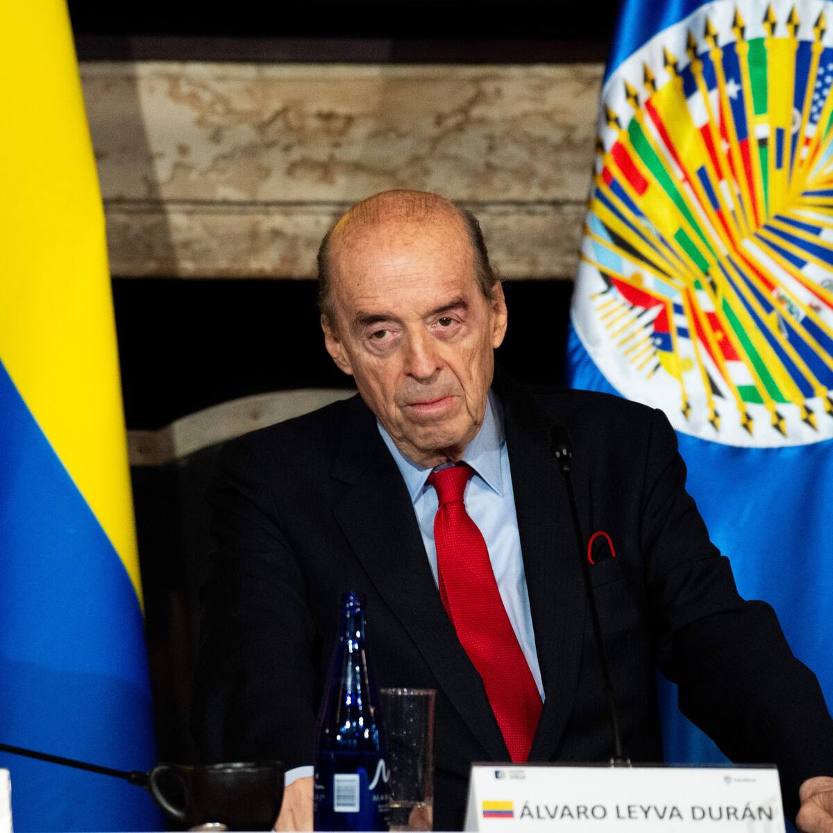 Fiscalía imputará cargos al excanciller Álvaro Leyva Durán por caso de pasaportes