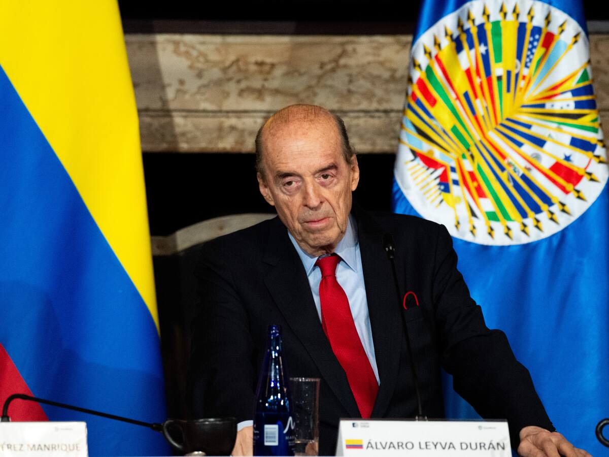 Fiscalía imputará cargos al excanciller Álvaro Leyva Durán por caso de pasaportes