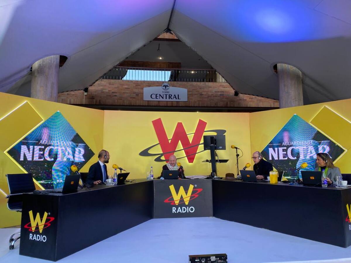 Amarilo entrega una casa a dos oyentes de W Radio