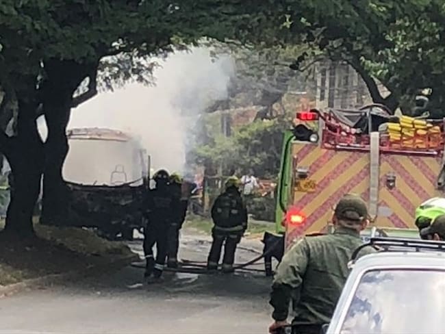 Incendian un bus de servicio público en el occidente de Medellín. Foto: Guardianes Antioquia