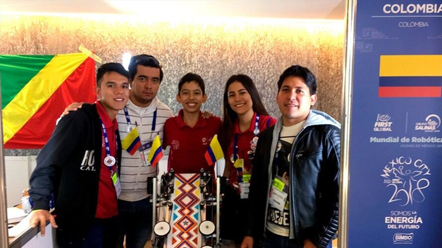 El equipo colombiano construyó un robot que genera energía limpia para combatir el cambio climático.. Foto: Cortesía