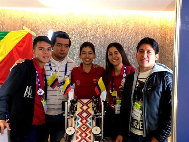El equipo colombiano construyó un robot que genera energía limpia para combatir el cambio climático.. Foto: Cortesía