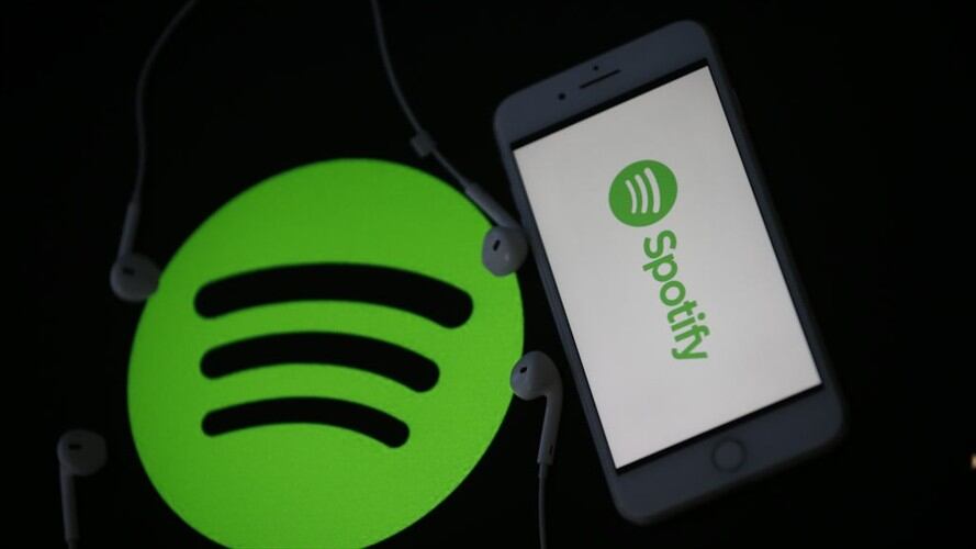 Spotify está trabajando para permitir que los usuarios con una suscripción gratuita escuchen 30 minutos de música sin conexión al día . Foto: Getty Images
