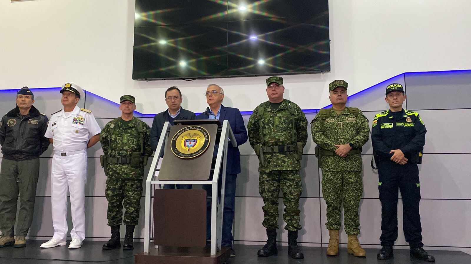 El ministro de Defensa, Iván Velásquez; el ministro del Interior, Alfonso Prada; y altos mandos de las Fuerzas Militares y de la Policía Nacional, ofrecen declaraciones al país.
