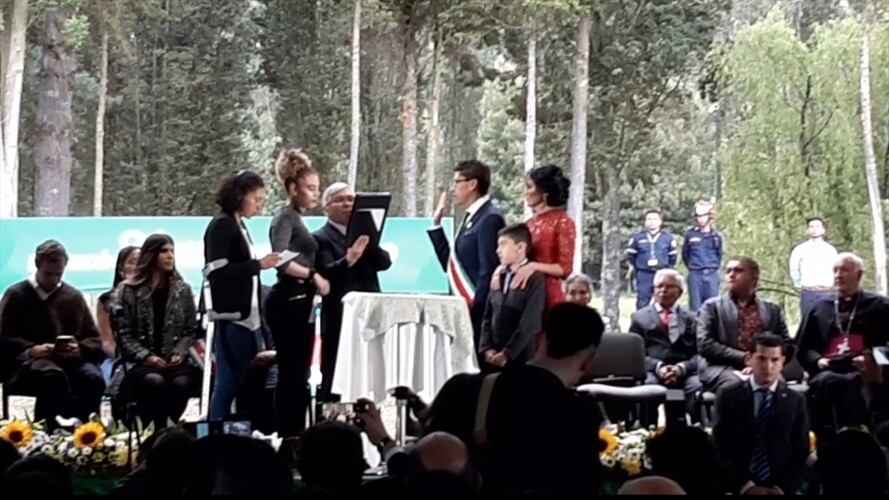 La iglesia Católica, empresarios, dirigentes políticos y el gobernador saliente Carlos Amaya acompañaron su acto de posesión.. Foto: La W