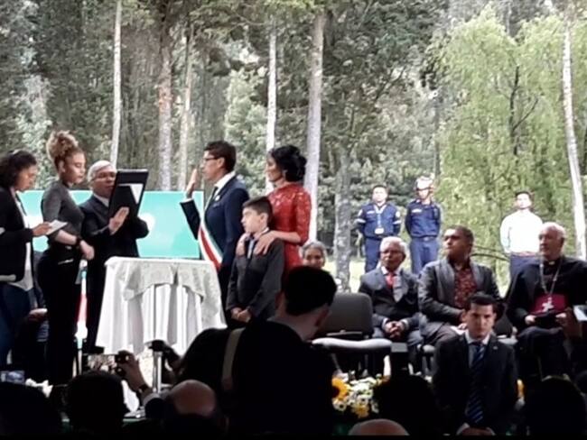 La iglesia Católica, empresarios, dirigentes políticos y el gobernador saliente Carlos Amaya acompañaron su acto de posesión.. Foto: La W