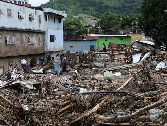La creciente de una quebrada arrastró viviendas e inundó las calles de la localidad de Tejerías, estado Aragua, en la zona central de Venezuela. Foto: Getty Images.