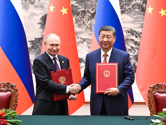 Beijing (China), 16/05/2024.- Russian President Vladimir Putin (L) and Chinese President Xi Jinping shake hands as they attend a signing ceremony following a meeting in expanded format at the Great Hall of the People in Beijing, China, 16 May 2024 (issued 17 May 2024). The Russian president is on an official visit to China on 16 and 17 May. (Rusia) EFE/EPA/XINHUA / Rao Aimin CHINA OUT / UK AND IRELAND OUT / MANDATORY CREDIT EDITORIAL USE ONLY EDITORIAL USE ONLY