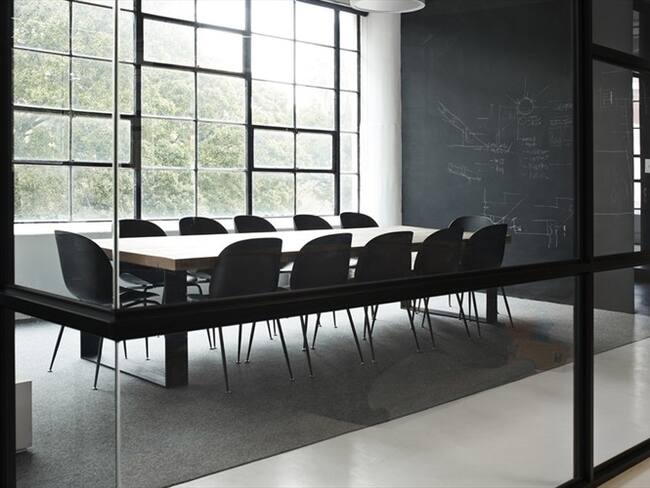 Denuncian que WeWork no deja cancelar los contratos de utilización de sus oficinas