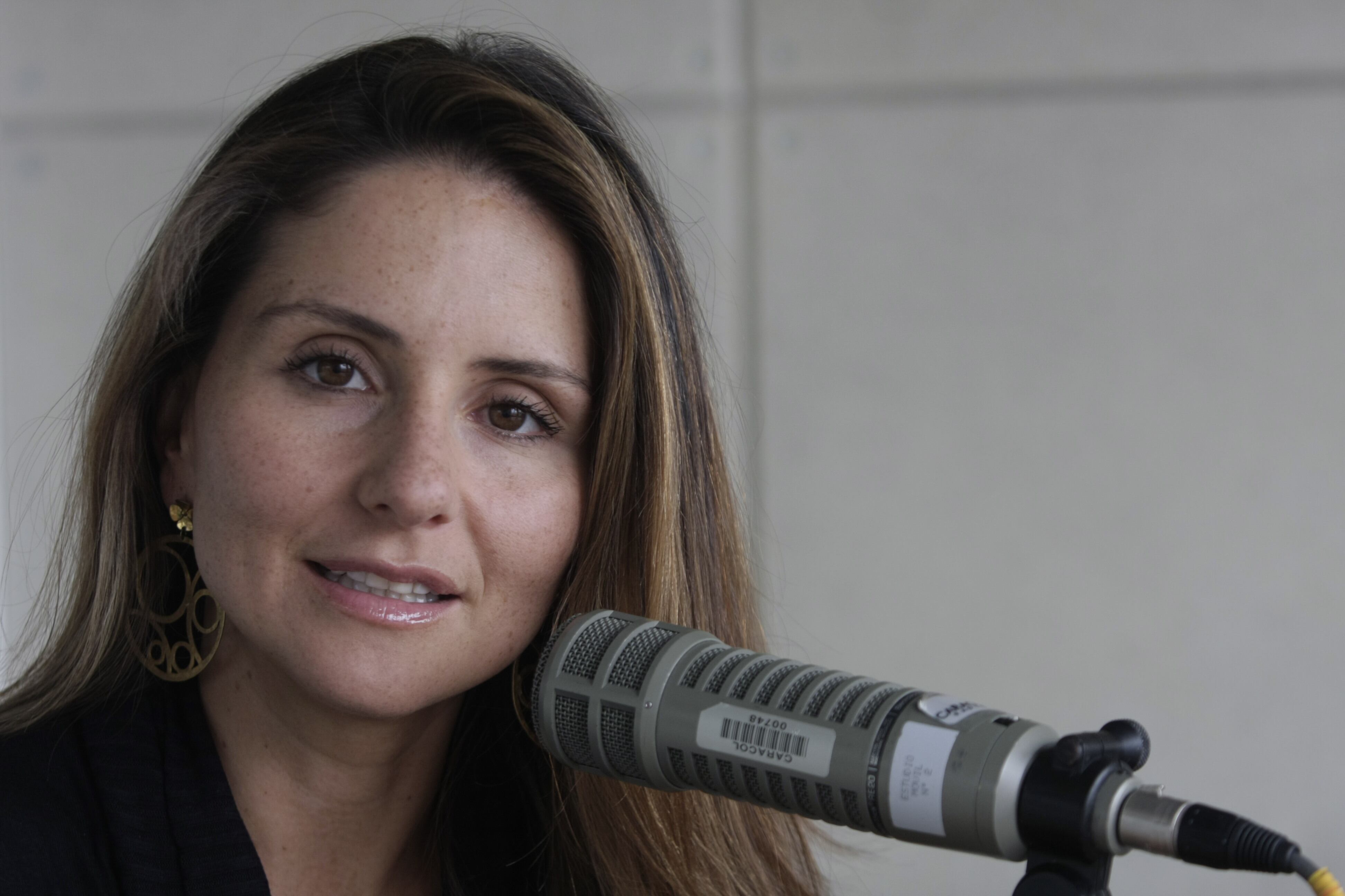 LA PERIODISTA ECONOMICA DE CARACOL RADIO, PAOLA OCHOA, DURANTE LA SESION FOTOGRAFICA PARA LA ENTREVISTA CONCEDIDA AL DIARIO LA REPUBLICA, EN CHIA. (FOTO COLPRENSA / CHRISTIAN CASTILLO M).