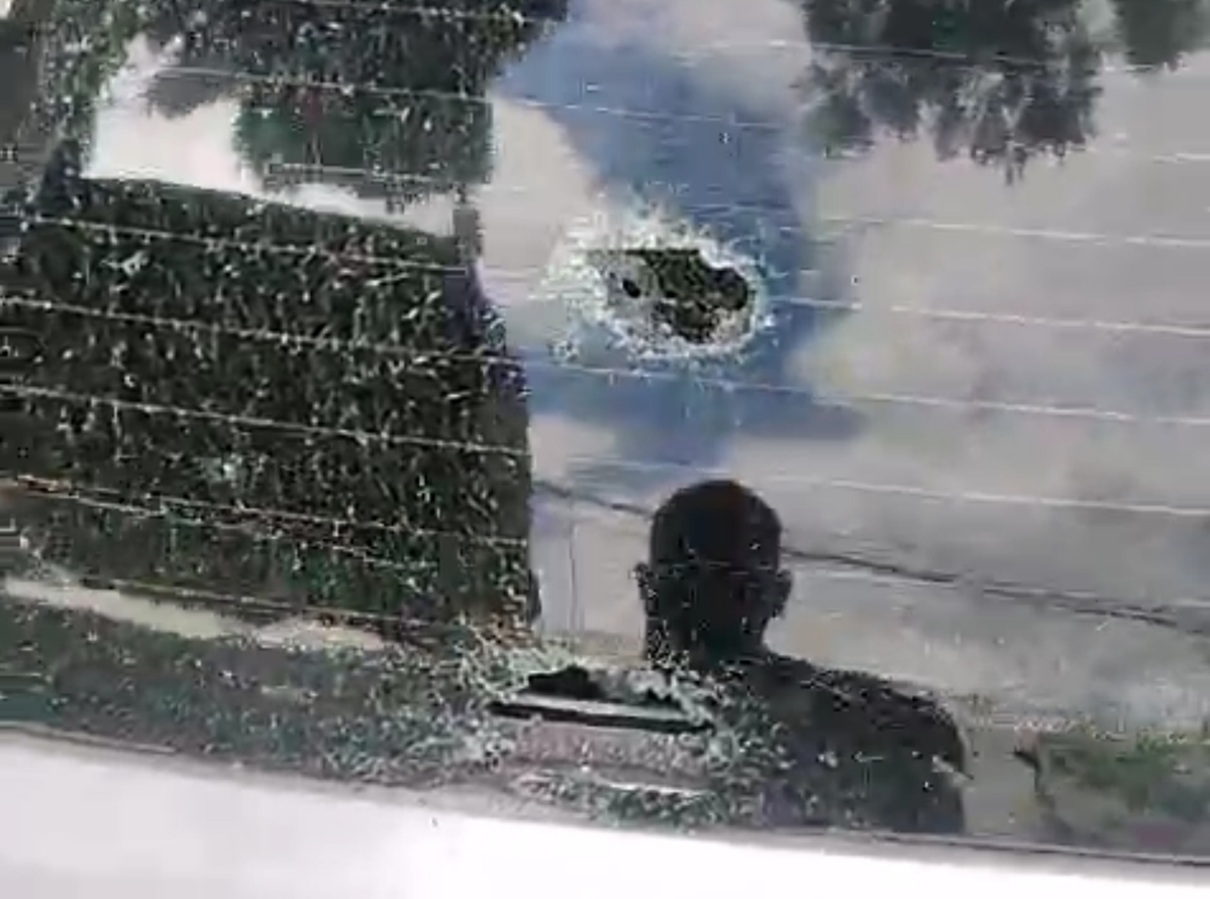 En medio de los hostigamientos, varios vehículos resultaron impactados por las balas | Crédito: Red de Apoyo Cauca.