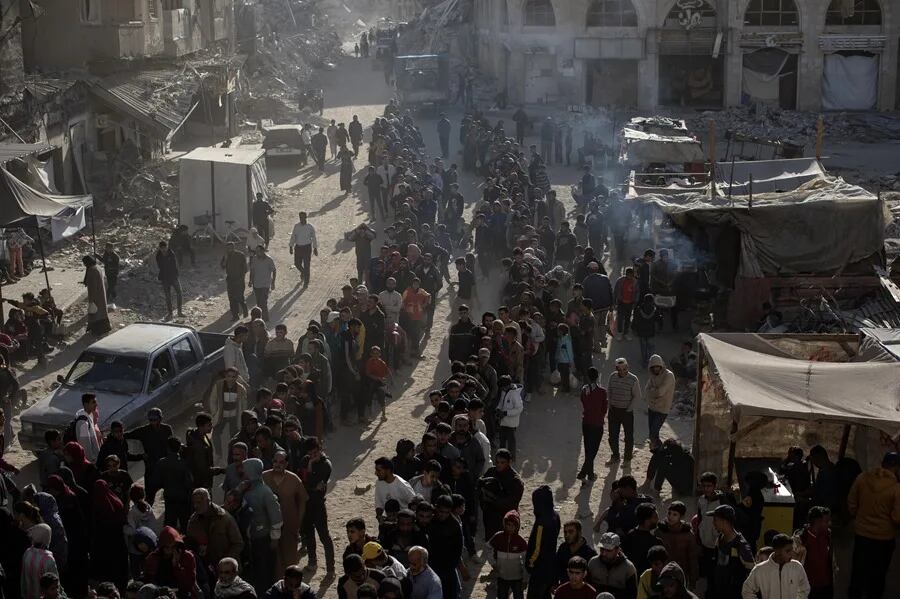 Reparto de ayuda humanitaria en Jan Yunis, en el sur de Gaza. Foto: tomada de EFE/EPA/Hatham Imad. 