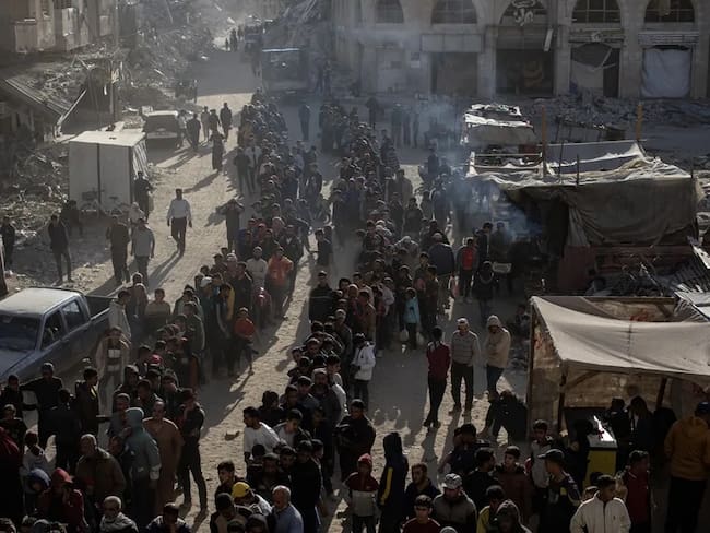 Reparto de ayuda humanitaria en Jan Yunis, en el sur de Gaza. Foto: tomada de EFE/EPA/Hatham Imad.