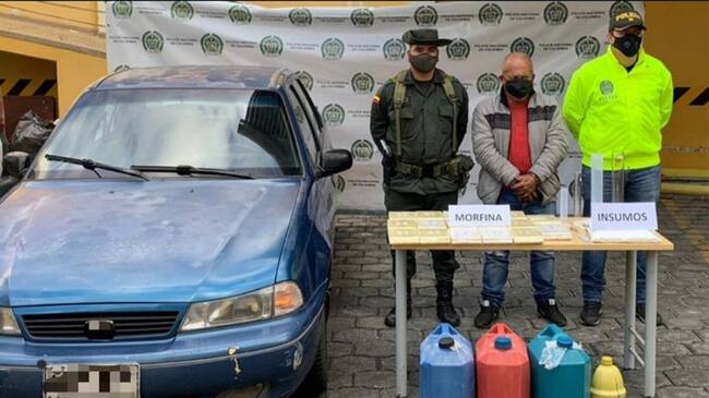 Tras la inspección al vehículo las autoridades encontraron 17 paquetes envueltos en papel vinipel con morfina. Foto: Cortesía Policía