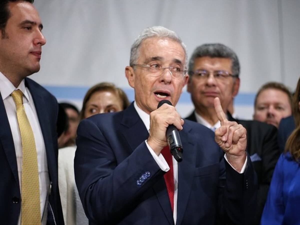 Álvaro Uribe ya está vinculado al proceso penal, dice el juez