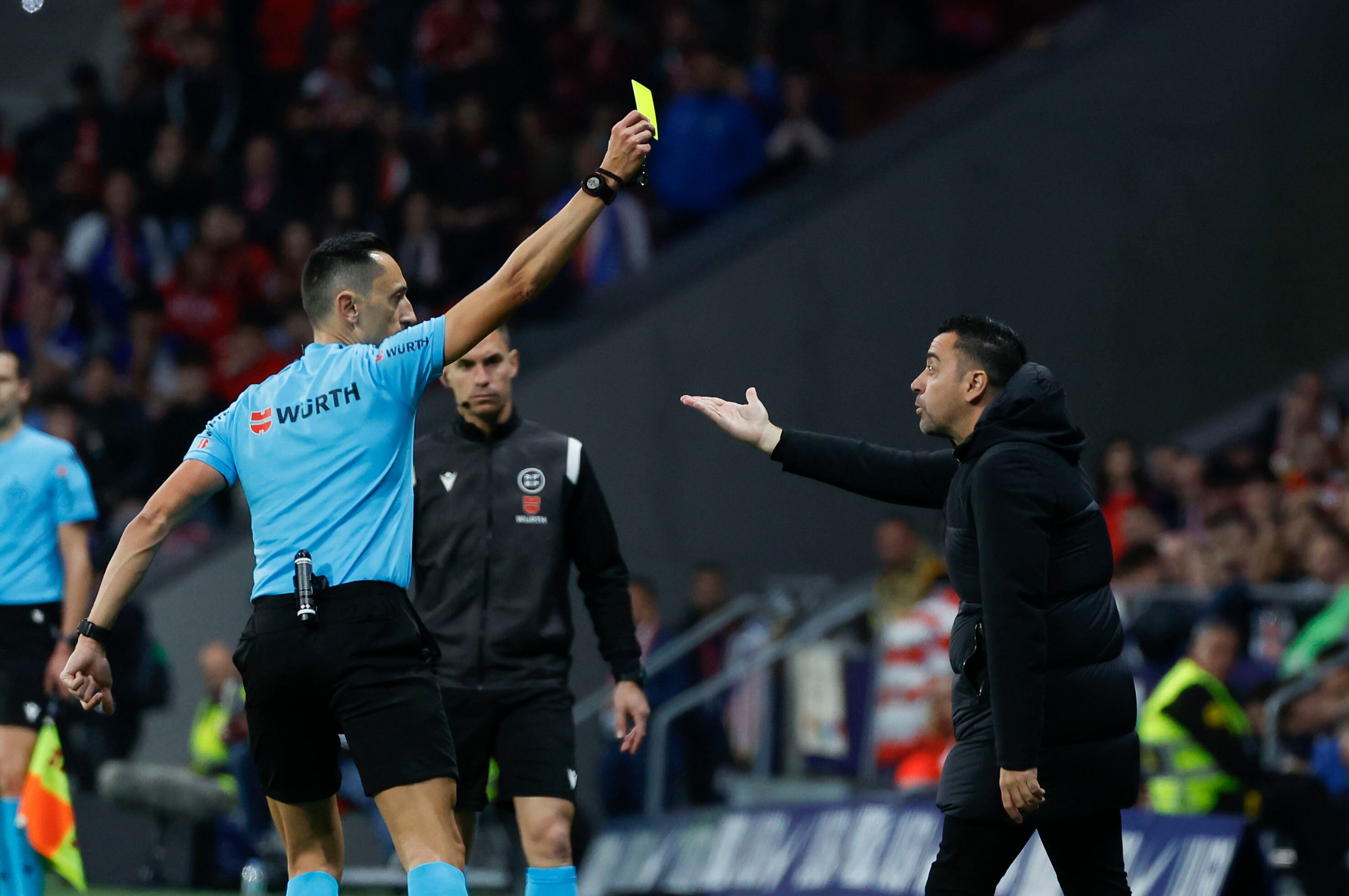 El entrenador del FC Barcelona, Xavi Hernández, es amonestado durante el partido de Liga. Foto: EFE/JuanJo Martín
