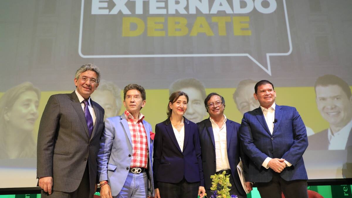 Ingrid Betancourt es símbolo de resistencia: Gustavo Petro dijo que lloró cuando la vio encandenada