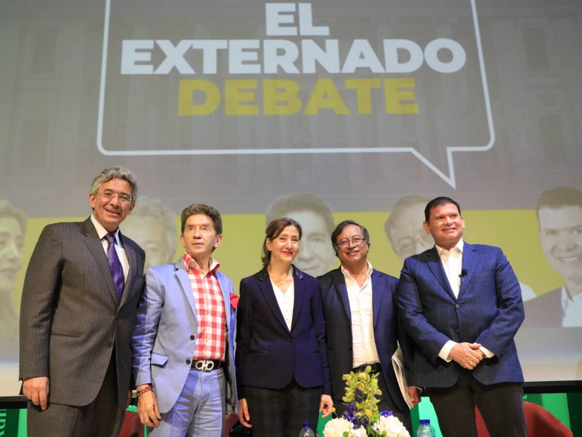 Ingrid Betancourt es símbolo de resistencia: Gustavo Petro dijo que lloró cuando la vio encandenada