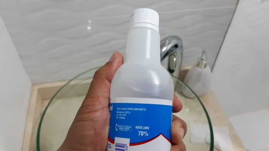 Sergio Armando Tolosa Acevedo, gerente General de la Nueva Licorera de Boyacá, dijo se venderá una de estas presentaciones por núcleo familiar y exclusivamente a mayores de edad.. Foto: La W