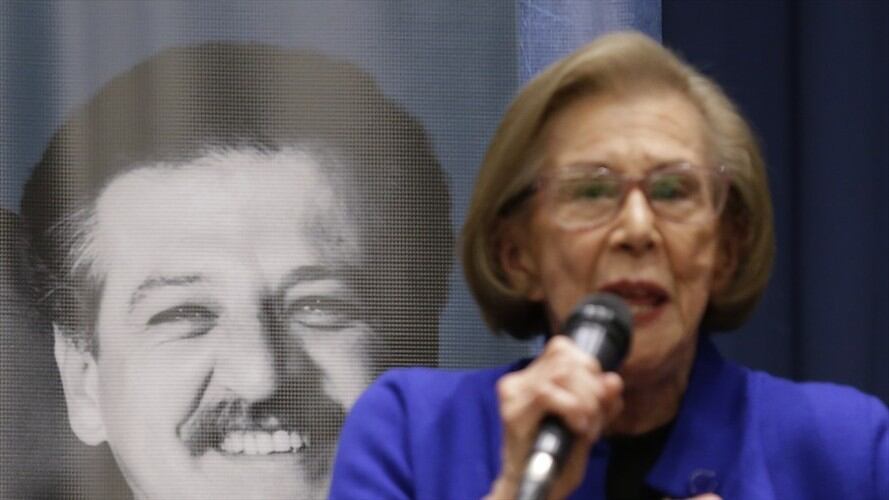 Gloria Pachón de Galán presentó su libro 18 de Agosoto, en recuerdo de los 30 años del asesinato de su esposo.. Foto: Colprensa