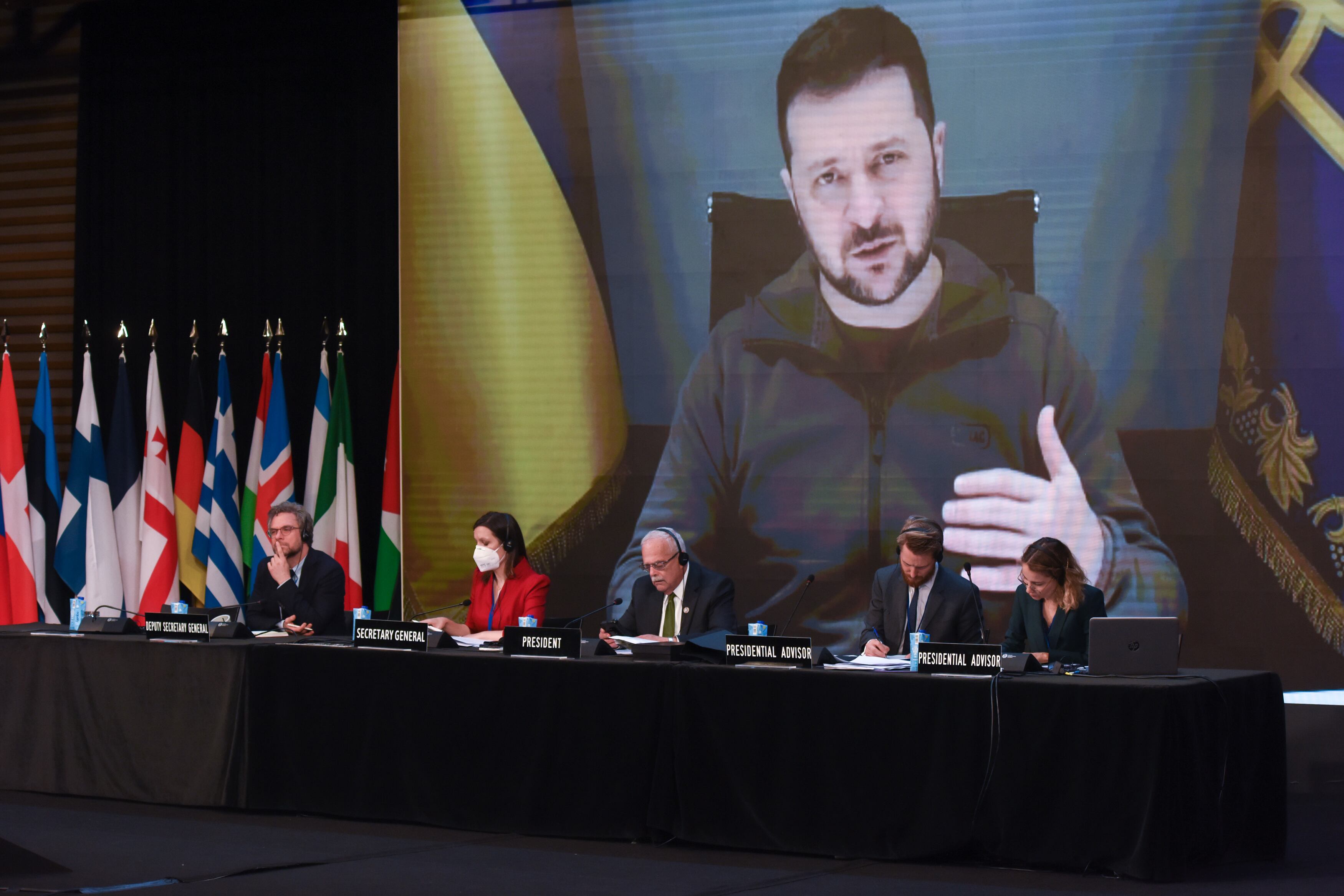 El presidente de Ucrania, Volodymir Oleksandrovich Zelenski, habla por videoconferencia durante la sesión plenaria del tercer día de la 68ª Sesión Anual de la Asamblea Parlamentaria, el 21 de noviembre de 2022, en Madrid, España.