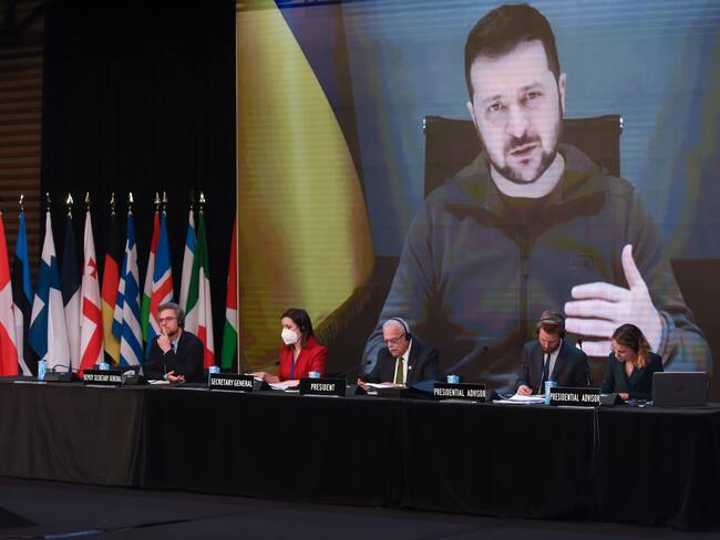 El presidente de Ucrania, Volodymir Oleksandrovich Zelenski, habla por videoconferencia durante la sesión plenaria del tercer día de la 68ª Sesión Anual de la Asamblea Parlamentaria, el 21 de noviembre de 2022, en Madrid, España.