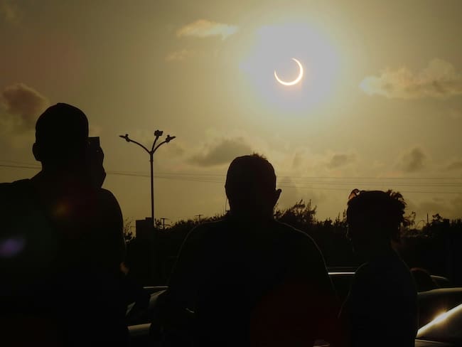AME7152. PARNAMIRIM (BRASIL), 14/10/2023.- Personas observan hoy el eclipse solar anular desde el Centro de Lanzamiento de Barreira do Inferno, en la ciudad de Parnamirim, estado de Rio Grande do Norte (Brasil). EFE/Ney Douglas