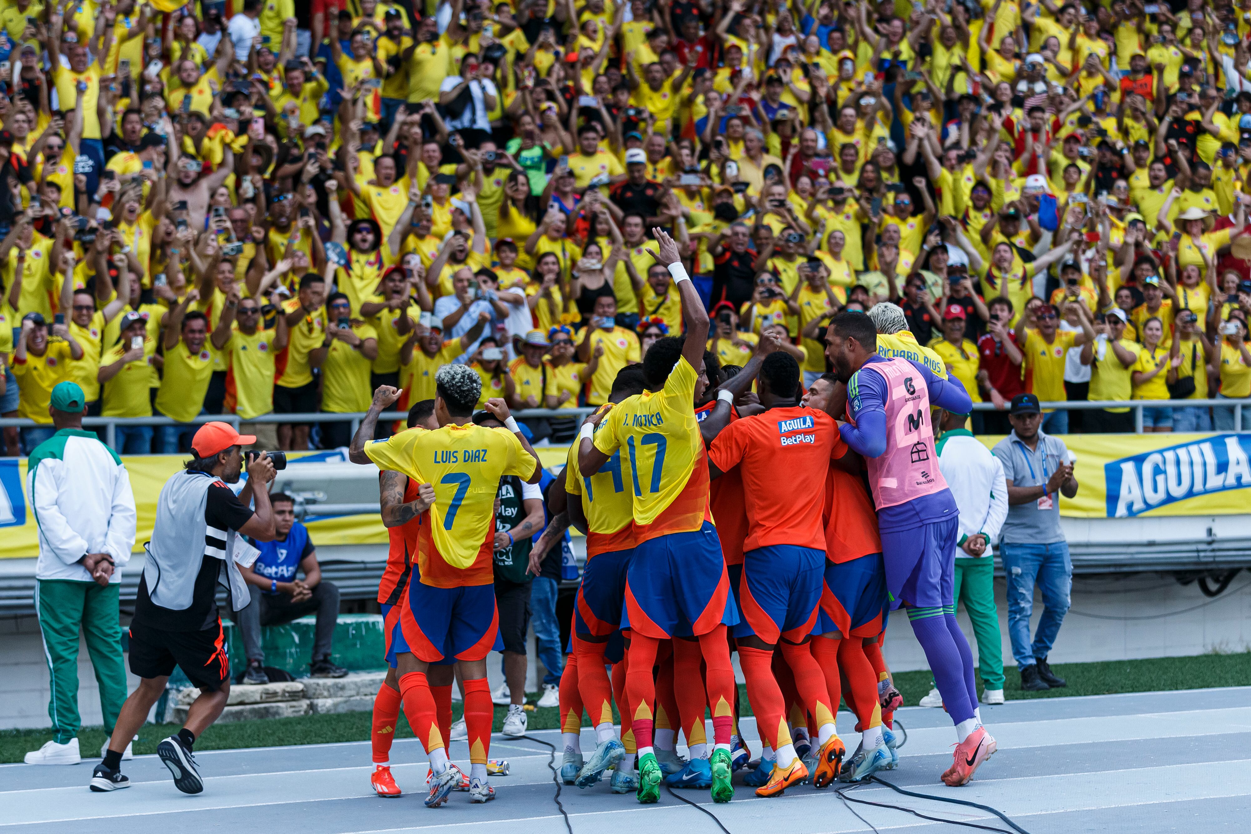 Los jugadores de la Selección Colombia celebran el gol del triunfo ante Argentina. (Photo by Martín Fonseca/Eurasia Sport Images/Getty Images)