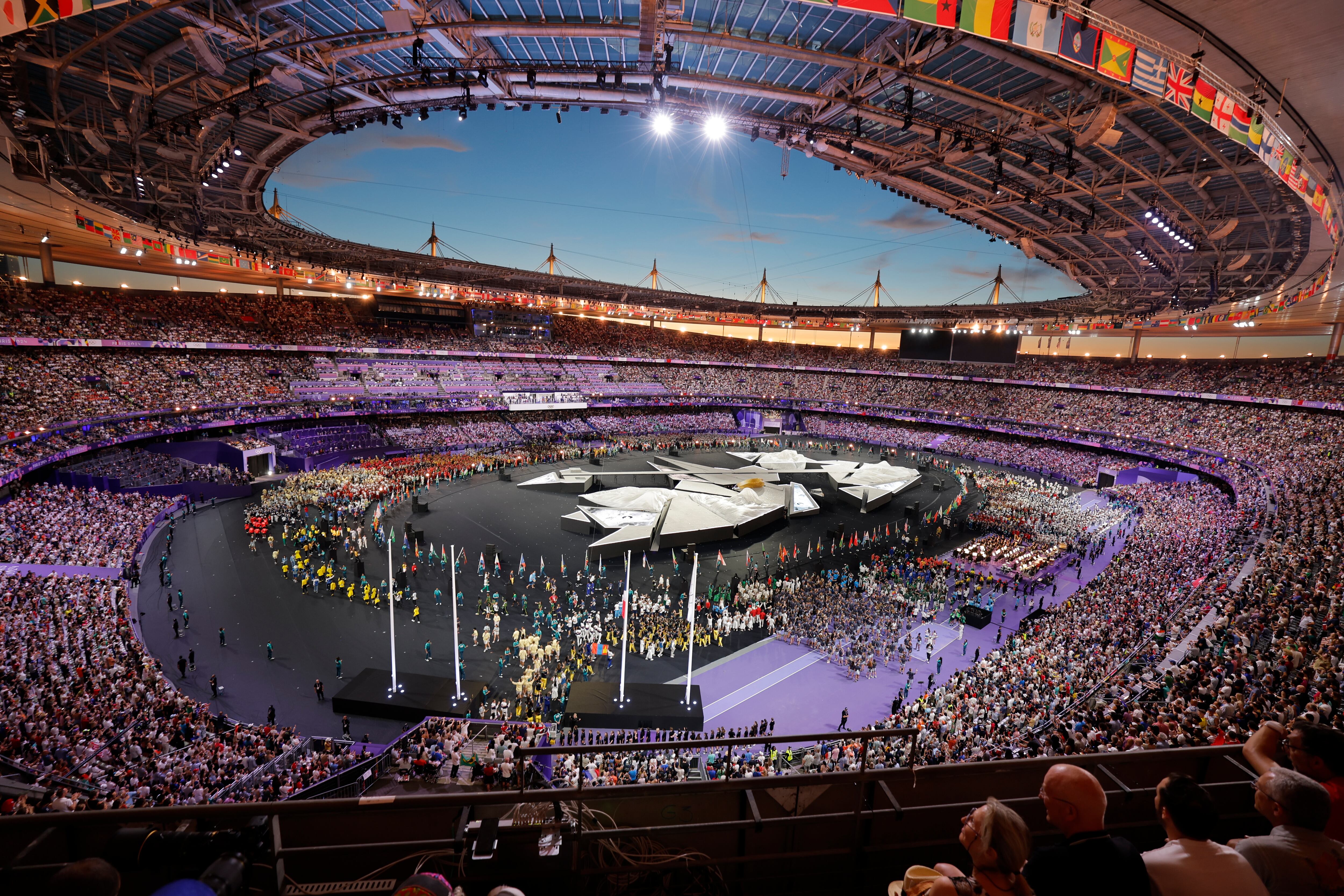 SAINT-DENIS (FRANCIA), 11/08/2024.- Los abanderados y las delegaciones de los países participantes durante la ceremonia de clausura de los Juegos Olímpicos de París 2024 celebrada este domingo, en el Estadio de Francia en Saint-Denis (Francia).EFE/ Lavandeira Jr