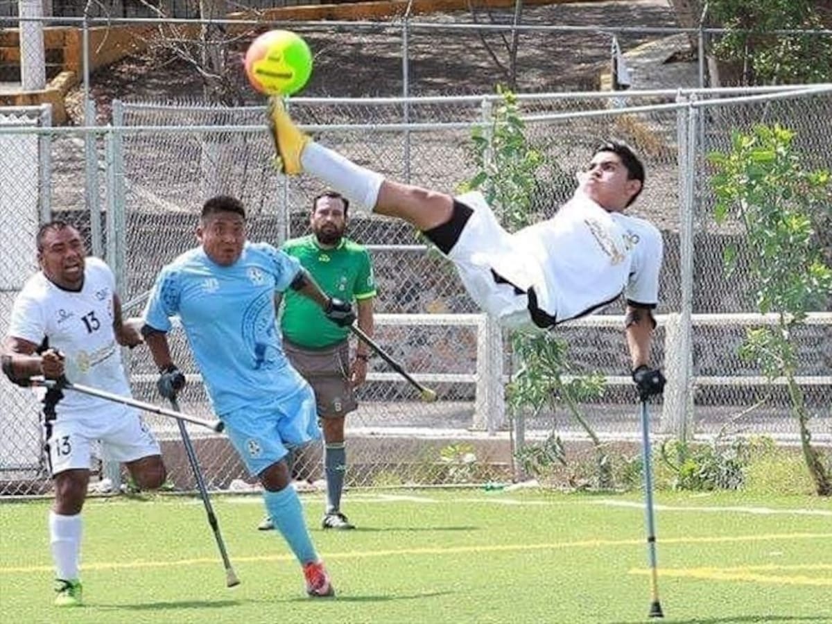 ¡De admirar! Sin su brazo izquierdo y sin su pierna derecha, juega fútbol como pocos