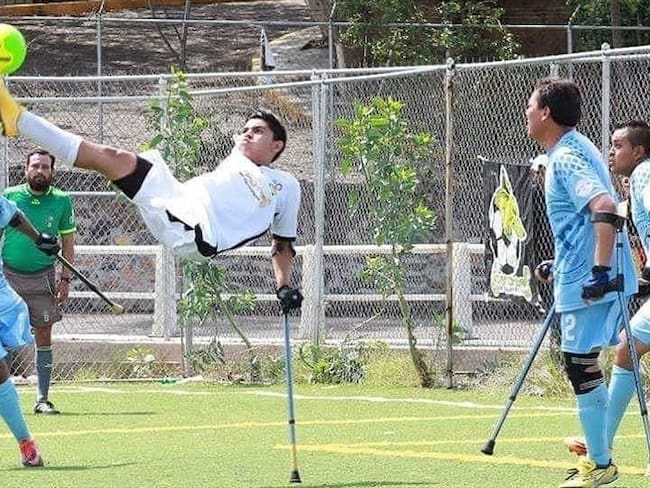 ¡De admirar! Sin su brazo izquierdo y sin su pierna derecha, juega fútbol como pocos