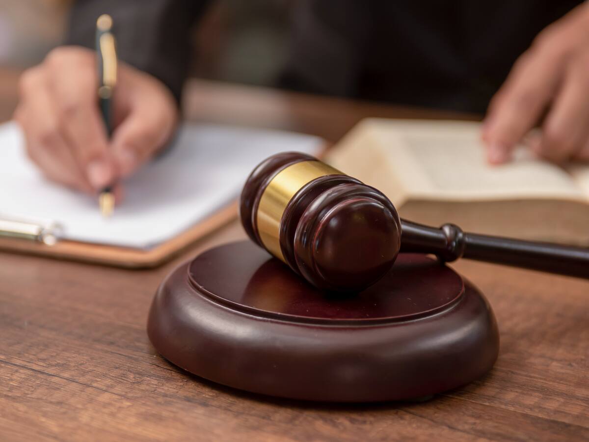 Ordenan expedir tarjeta profesional a abogados recién graduados que estaban en el limbo