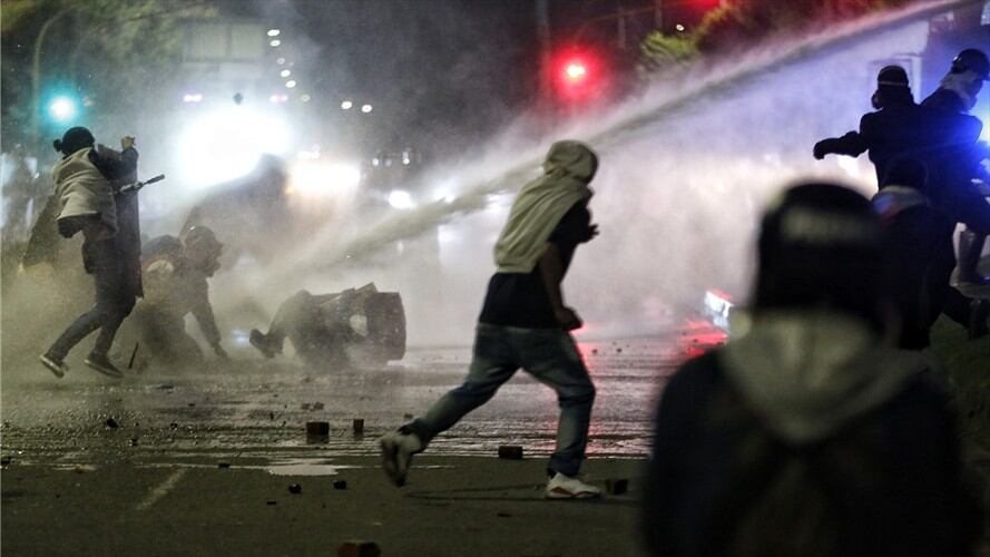Enfrentamientos entre la policía y manifestantes en Usme. Foto: Colprensa / ESMAD se enfrenta a manifestantes