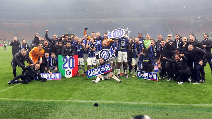 Milan (Italy), 22/04/2024.- Players of Inter celebrate after winning the Italian Serie A soccer match between AC Milan and FC Inter, in Milan, 22 April 2024. (Italia) EFE/EPA/MATTEO BAZZI