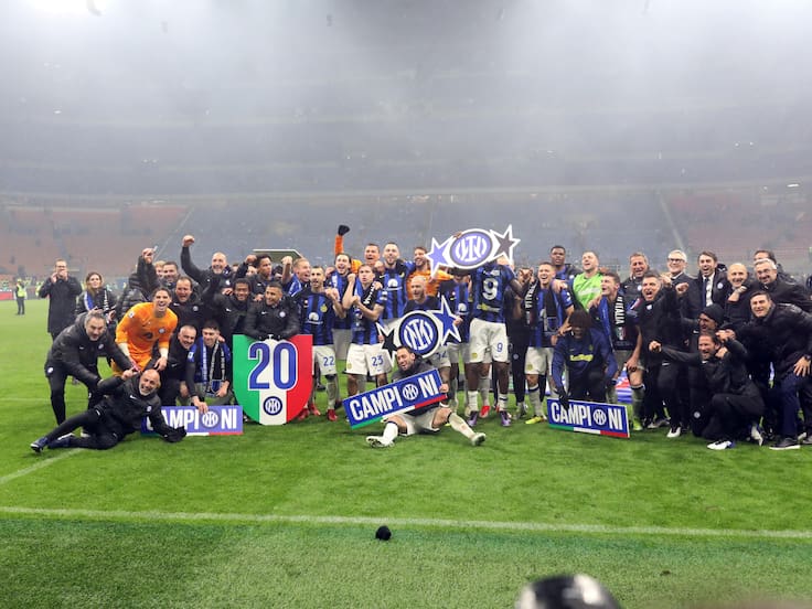 Milan (Italy), 22/04/2024.- Players of Inter celebrate after winning the Italian Serie A soccer match between AC Milan and FC Inter, in Milan, 22 April 2024. (Italia) EFE/EPA/MATTEO BAZZI