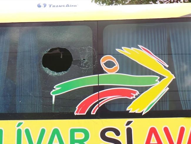 El incidente se presentó cuando una turba  de gente que atacó a piedras el vehículo, causándo una herida a uno de los jugadores heroicos.. Foto: Prensa gobernación de Bolívar.