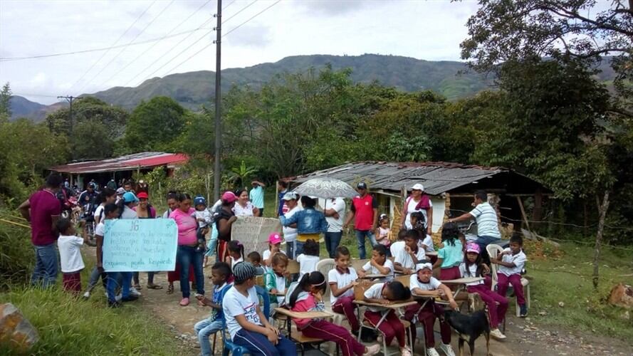 Líderes de la movilización afirmaron que no hay condiciones para que los menores de edad accedan a su derecho a la educación. Foto: Suministrada padres de familia