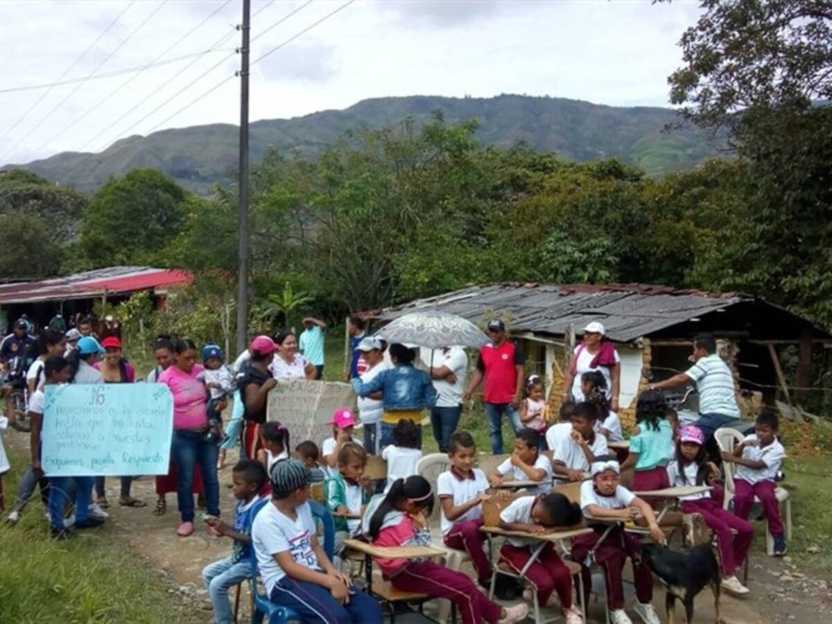 Niños protestan por falta de un rector en Morales, Cauca