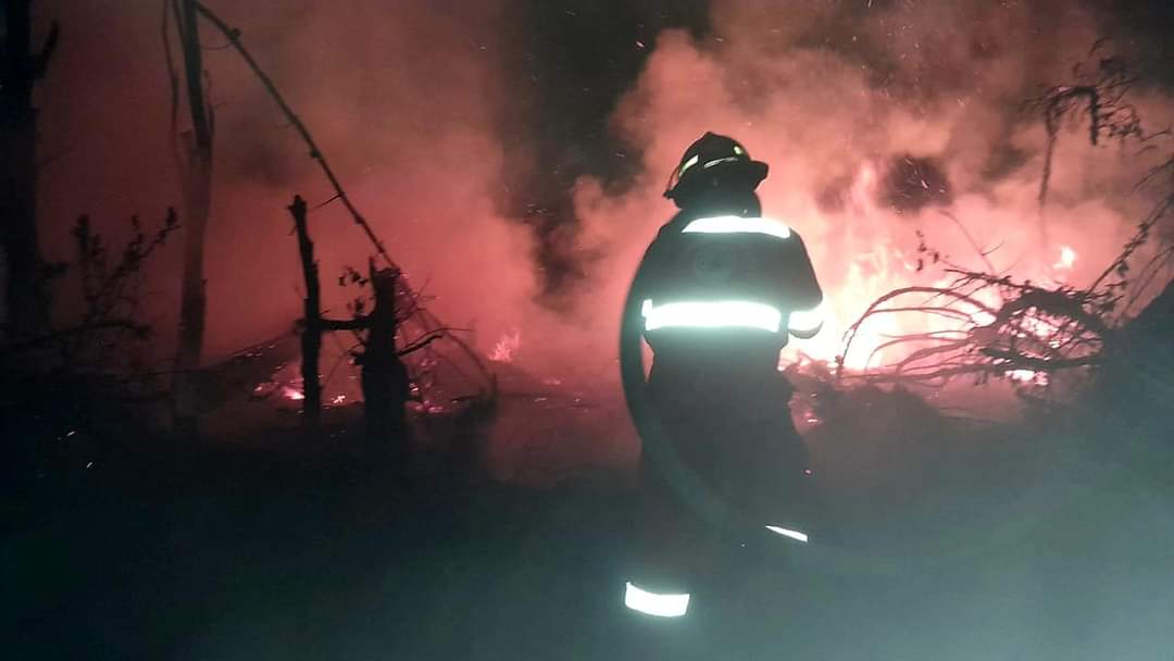 El cuerpo de bomberos de Combita lucha contra incendio en la vereda San Rafael, misma vereda donde habitan los padres de Nairo Quintana