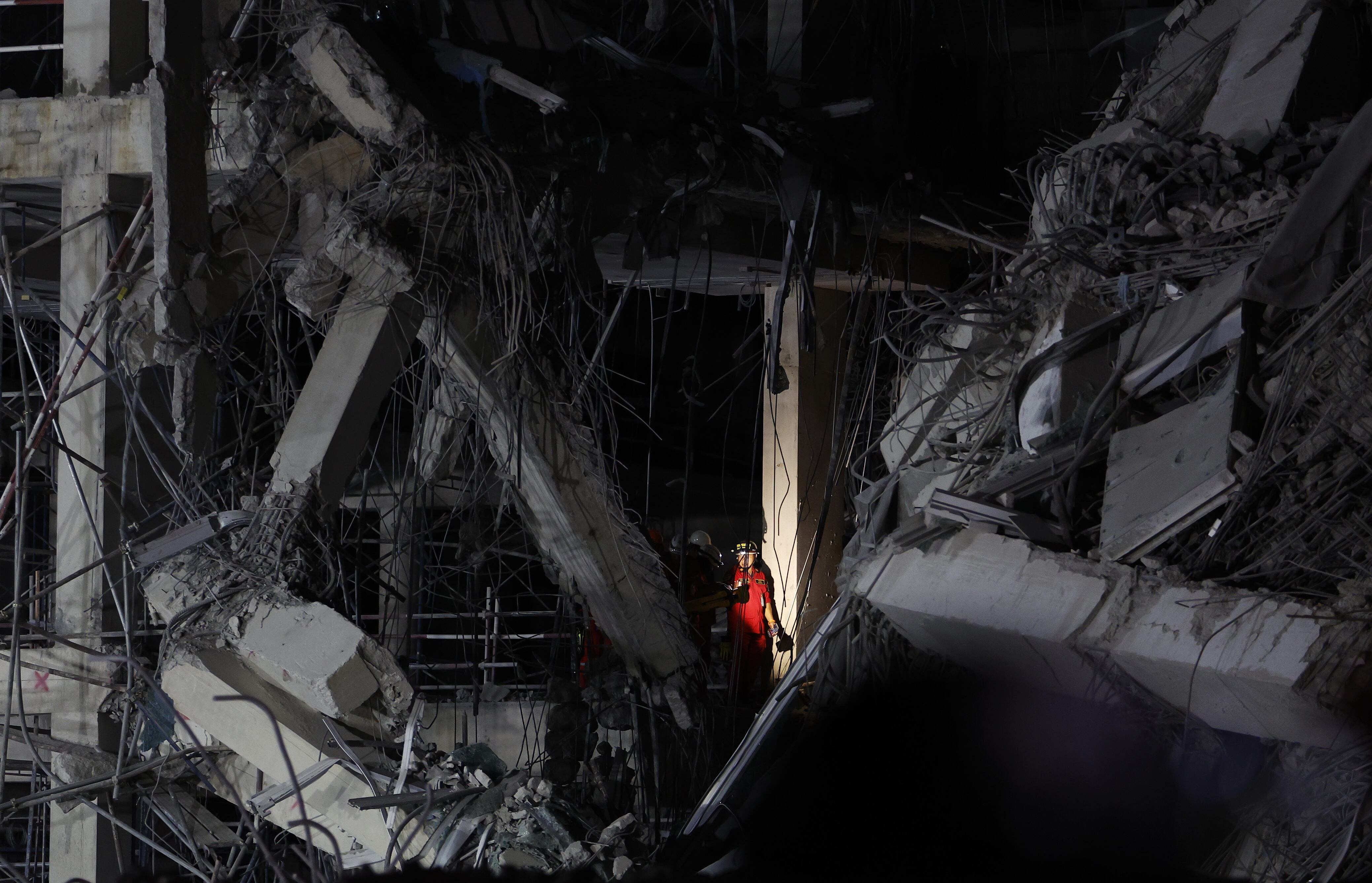 Bangkok (Thailand), 28/03/2025.- Rescue workers search for survivors at the site of a collapsed building following an earthquake in Bangkok, Thailand, 28 March 2025. According to the National Institute for Emergency Medicine, 70 construction workers are missing at the site following a 7.7-magnitude earthquake that struck Myanmar and caused tremors that could be felt in neighboring Thailand. (Terremoto/sismo, Birmania, Tailandia) EFE/EPA/RUNGROJ YONGRIT