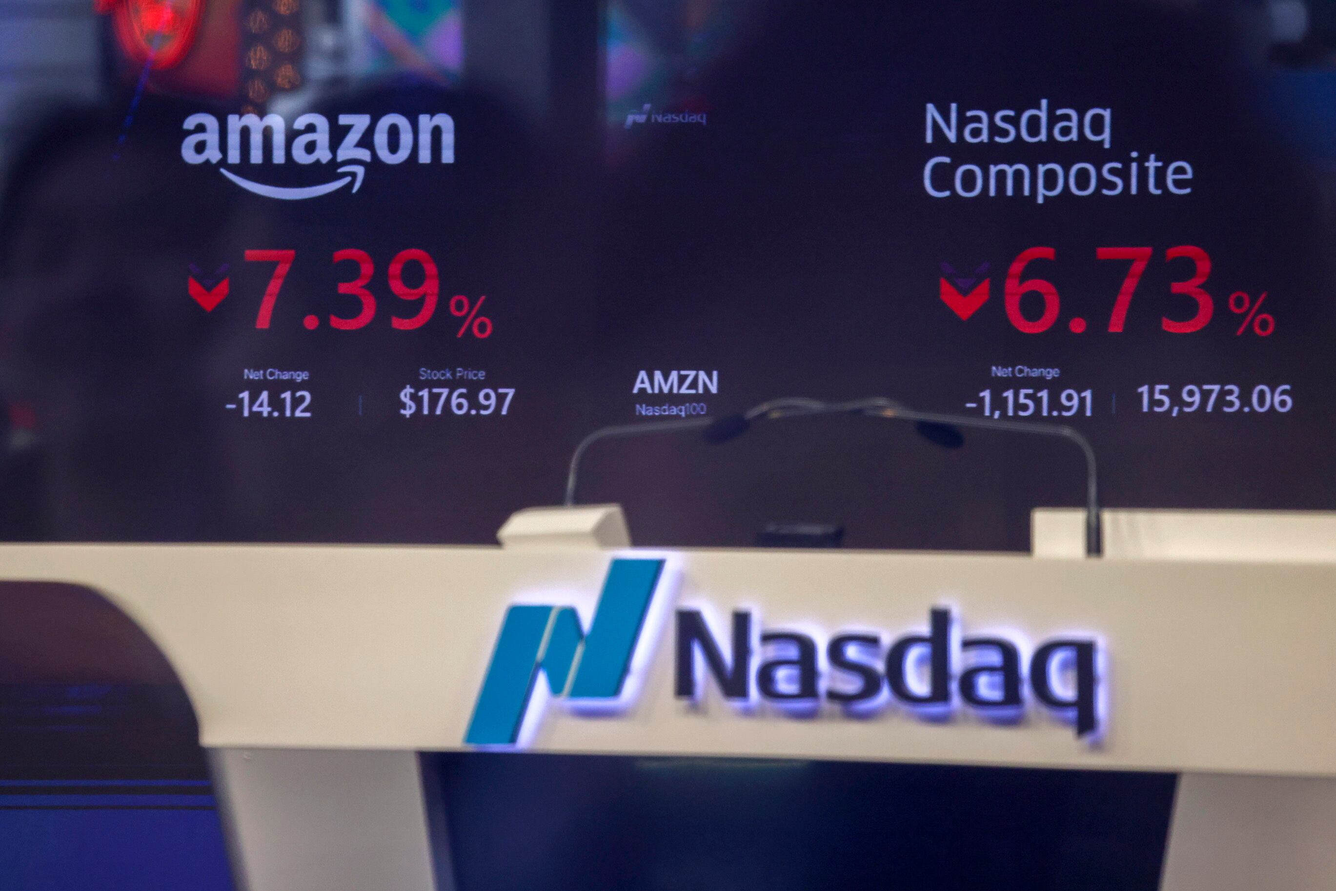 Acciones de Nasdaq y Amazon en la bolsa de Wall Street. FOTO: EFE/EPA/SARAH YENESEL