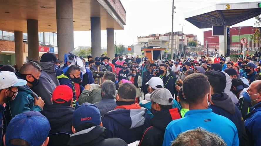 Camiones con carga de verduras y frutas no lograron ingresar a Corabastos, debido a los bloqueos que han hecho los trabajadores.. Foto: W Radio