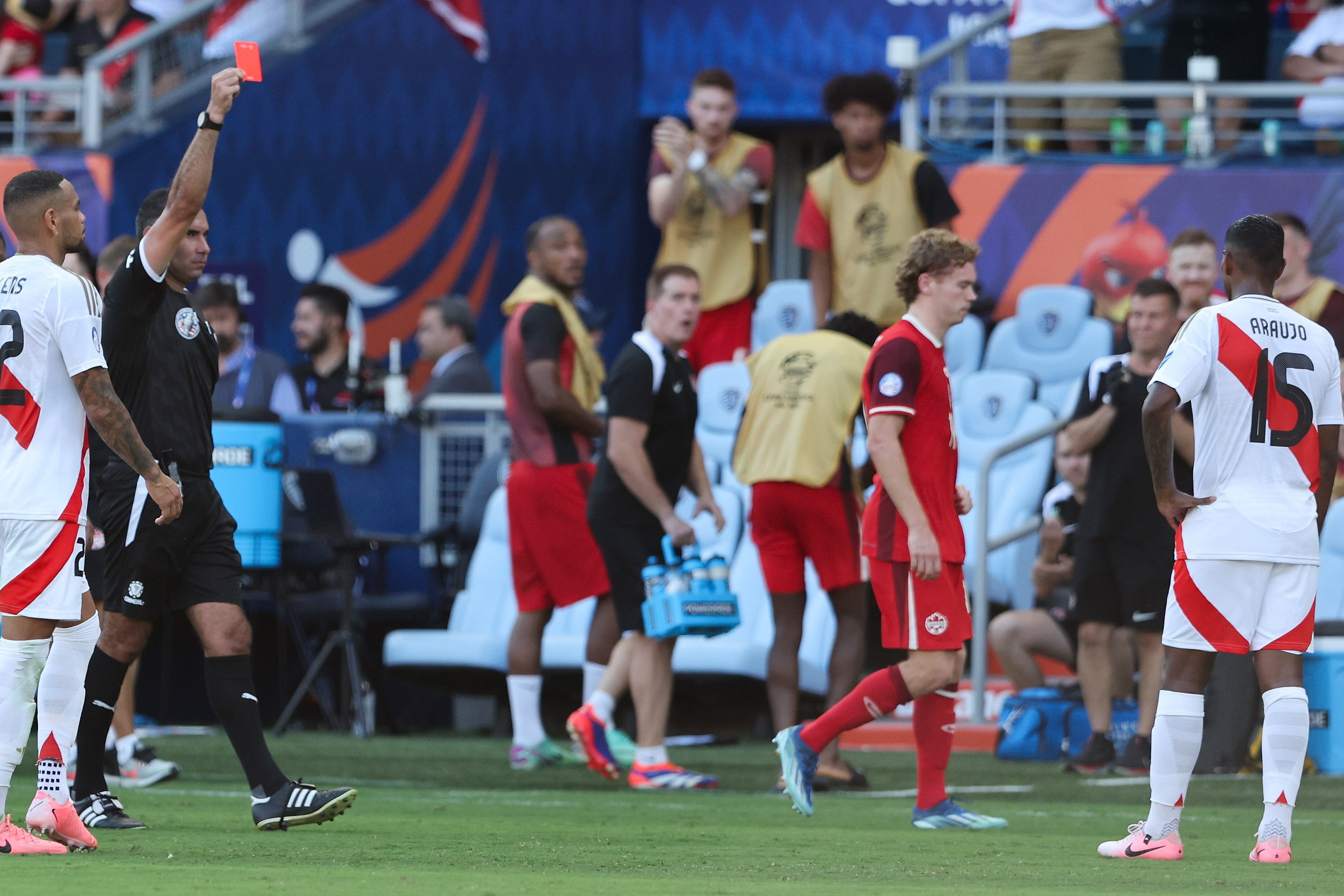 Kansas City (United States), 25/06/2024.- Peru defender Miguel Araujo (R) reacts as he is booked for a red card by Referee Mario Escobar of Guatemala (2-L) during the second half of the CONMEBOL Copa America 2024 group A match between Peru and Canada, in Kansas City, Kansas, USA, 25 June 2024. EFE/EPA/WILLIAM PURNELL