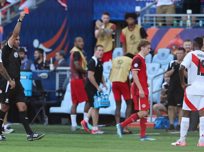 Kansas City (United States), 25/06/2024.- Peru defender Miguel Araujo (R) reacts as he is booked for a red card by Referee Mario Escobar of Guatemala (2-L) during the second half of the CONMEBOL Copa America 2024 group A match between Peru and Canada, in Kansas City, Kansas, USA, 25 June 2024. EFE/EPA/WILLIAM PURNELL