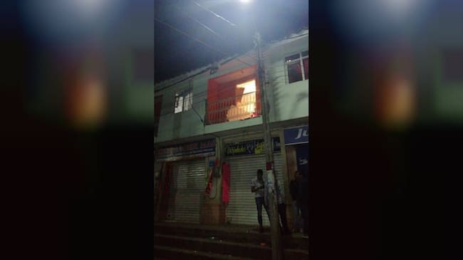 Dos hombres que se movilizaban en una motocicleta lanzaron el artefacto explosivo hacia la vivienda. Foto: Yamir Mosquera (cortesía)