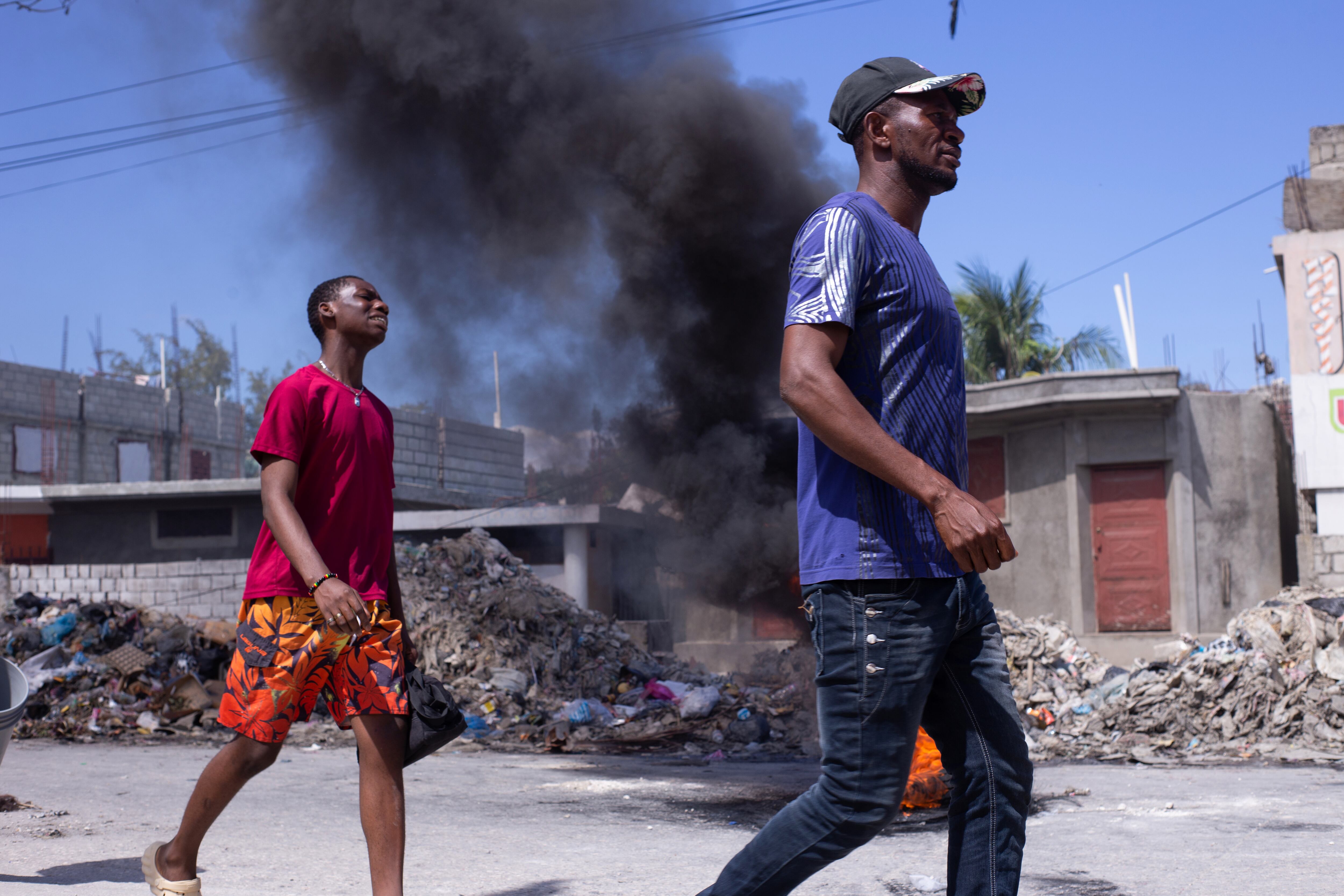 Manifestantes desplazados protestan para presionar a las autoridades a actuar contra las bandas armadas. FOTO: EFE/ Mentor David Lorens