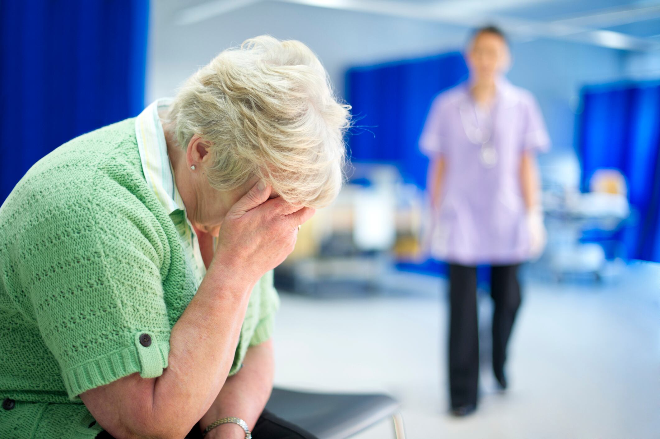 Persona mayor triste por el fallecimiento de su esposo en el hospital (Getty Images)