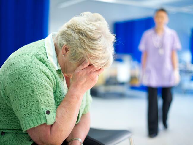 Persona mayor triste por el fallecimiento de su esposo en el hospital (Getty Images)