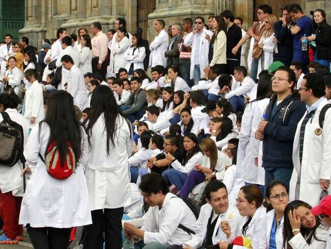 Buscamos que al médico residente le paguen: senador Ospina